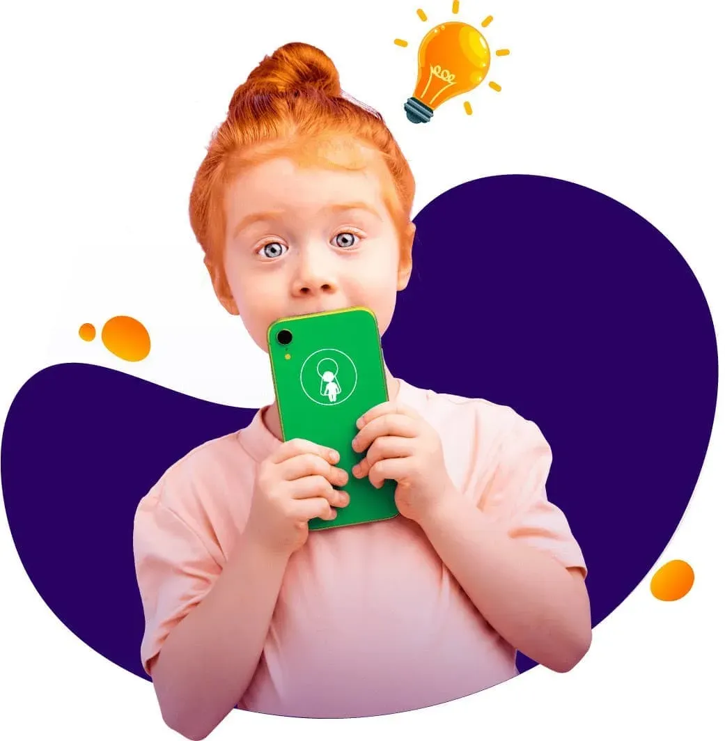 Девочка занимается на онлайн-платформе с телефона